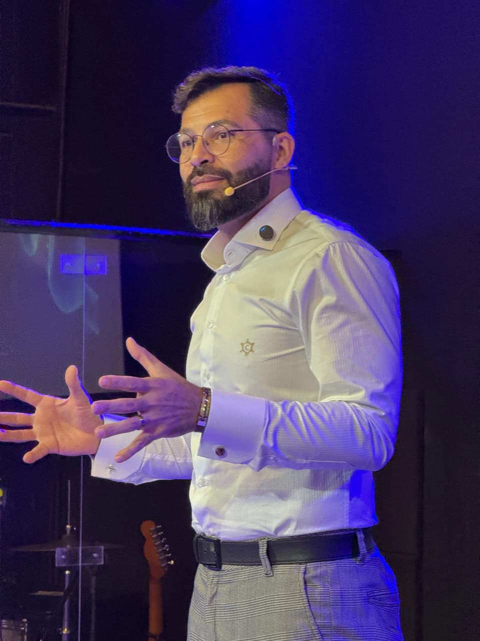 Daniel Clavem conduzindo uma palestra
